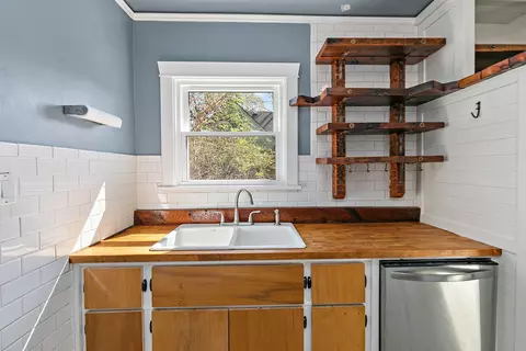 Kitchen - 491 Congdon Ave, Elgin, IL 60120 photo 4 of 4