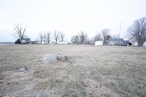 Exterior - 33574 Oak St, Chenoa, IL 61726 photo 2 of 2