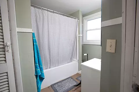 Bath - 33574 Oak St, Chenoa, IL 61726 photo 1 of 1