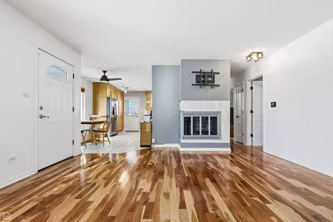Living - 367 Park Ave, Wheeling, IL 60090 photo 2 of 3