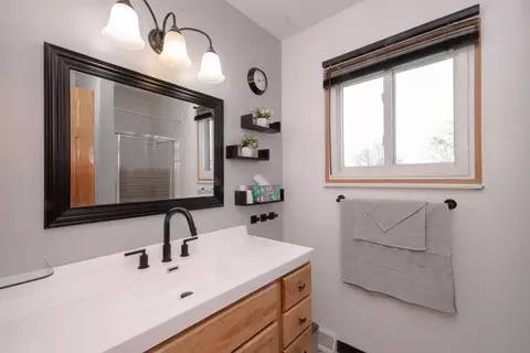 Bath - 746 E Devon Ave, Roselle, IL 60172 photo 2 of 3