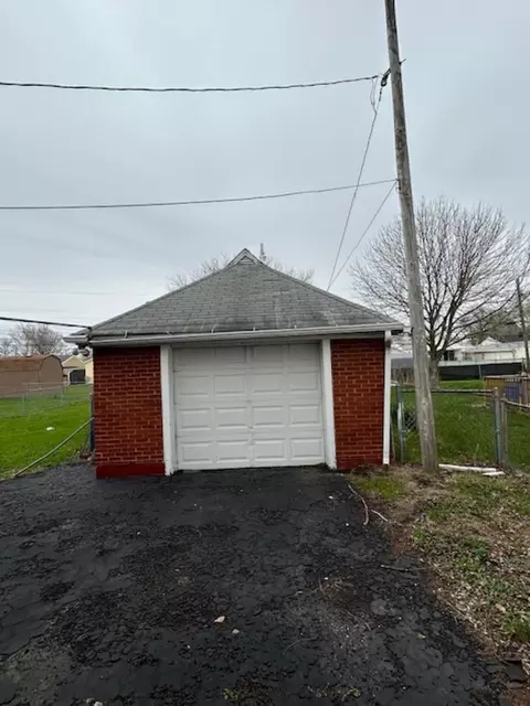Exterior - 421 4th St E, Milan, IL 61264 photo 3 of 4