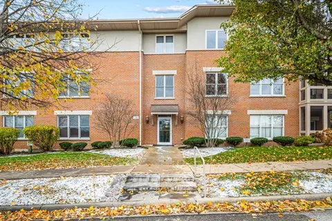 10 Ford St #103, Geneva, IL 60134