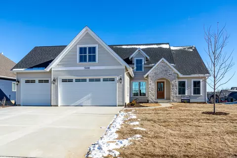 5011 Lakeside Ct, Bettendorf, IA 52722