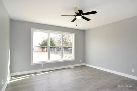 Living - 1507 6th St, Harvard, IL 60033 photo 2 of 3