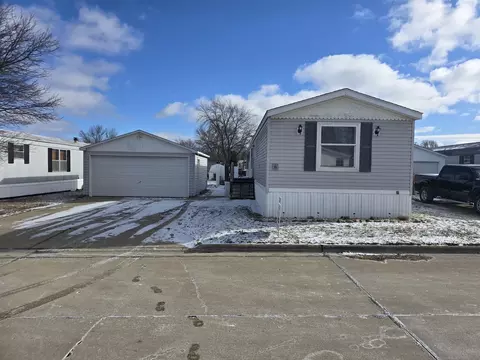 6 Leo Dr, Bloomington, IL 61701