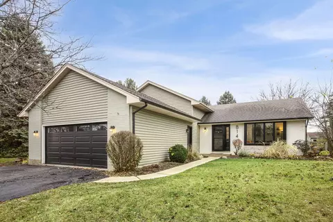 814 Roger Rd, Woodstock, IL 60098