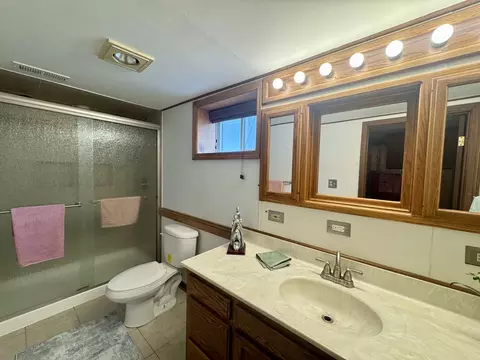 Bath - 165 Franklin Ave, Aurora, IL 60506 photo 2 of 2