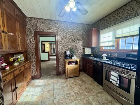 Kitchen - 165 Franklin Ave, Aurora, IL 60506 photo 1 of 2