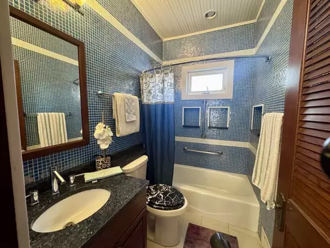 Bath - 165 Franklin Ave, Aurora, IL 60506 photo 1 of 2