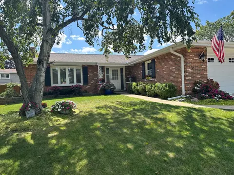 1819 W Thornwood Ln, Mount Prospect, IL 60056