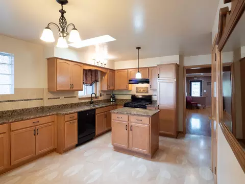 Kitchen - 4841 N Rutherford Ave, Chicago, IL 60656 photo 1 of 3