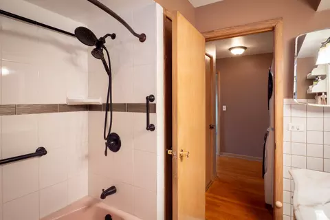 Bath - 4841 N Rutherford Ave, Chicago, IL 60656 photo 2 of 4