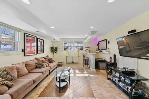 Living - 6306 Beaver Dam Rd, Matteson, IL 60443 photo 2 of 2