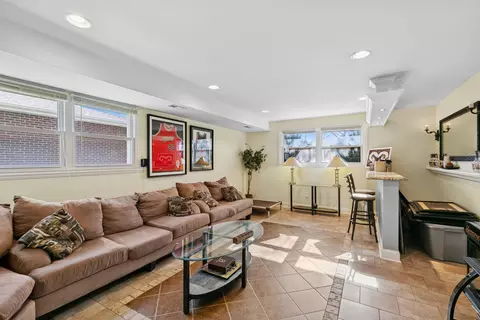 Living - 6306 Beaver Dam Rd, Matteson, IL 60443 photo 1 of 2