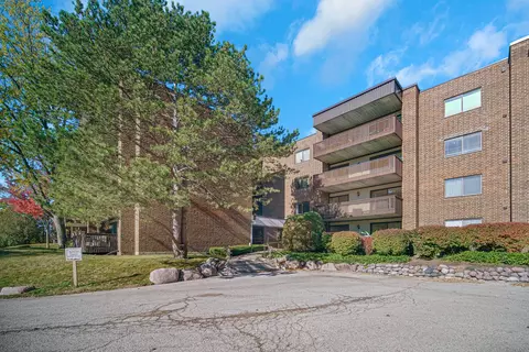 690 Chandler Rd #302, Gurnee, IL 60031