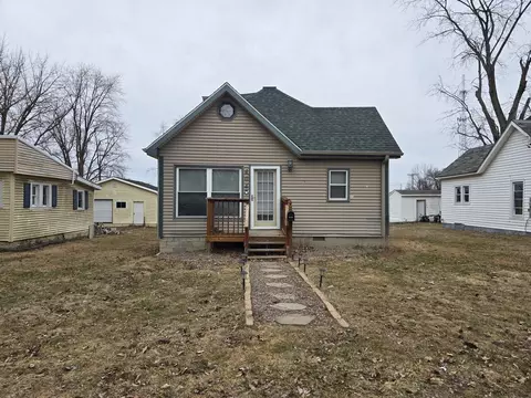 404 S Elm St, Villa Grove, IL 61956