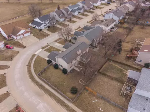 View/Area - 1321 Beacon Hill Ct, Normal, IL 61761 photo 4 of 5