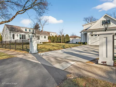 285 Middaugh Rd, Clarendon Hills, IL 60514