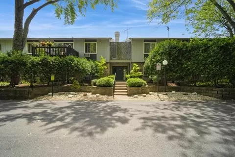 936 E Old Willow Rd #104, Prospect Heights, IL 60070