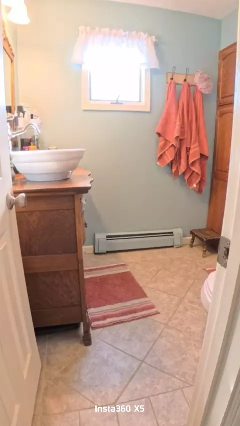 Bath - 402 E Belleville Ave, Christopher, IL 62822 photo 2 of 3