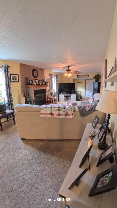 Living - 402 E Belleville Ave, Christopher, IL 62822 photo 4 of 5