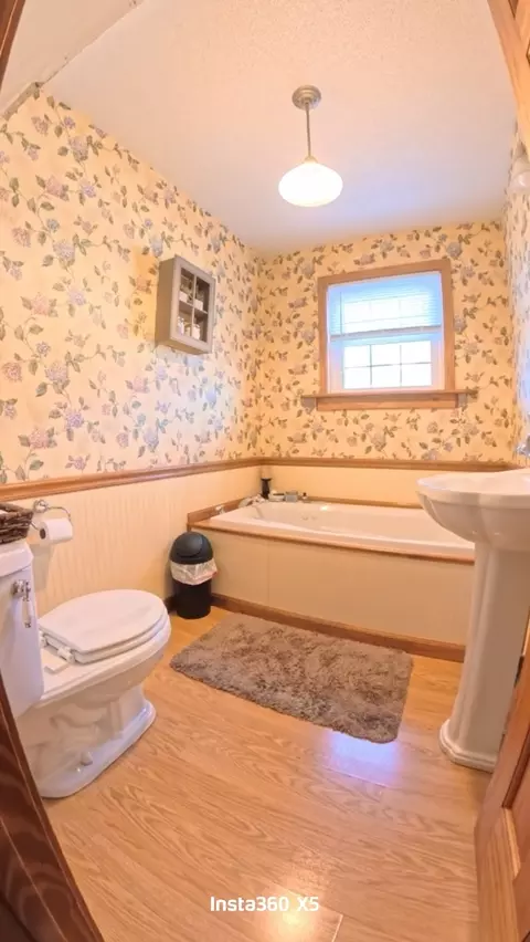Bath - 402 E Belleville Ave, Christopher, IL 62822 photo 1 of 3