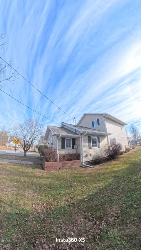 Exterior - 402 E Belleville Ave, Christopher, IL 62822 photo 7 of 8
