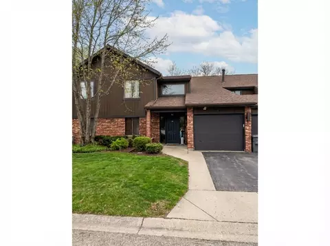 15 Creekside Cir #B, Elgin, IL 60123