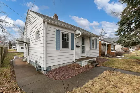 Exterior - 1917 33rd St, Moline, IL 61265 photo 3 of 7