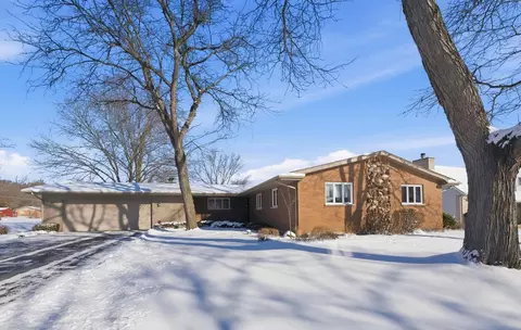 2026 E Maple St, Crete, IL 60417