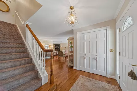 Entry Way - 706 Cherry Ct, Itasca, IL 60143 photo 3 of 5