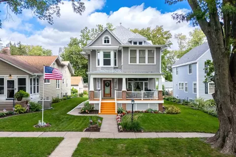 220 E Dover Ct, Davenport, IA 52803