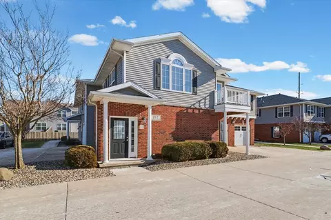 102 Essex Ln #10, Savoy, IL 61874