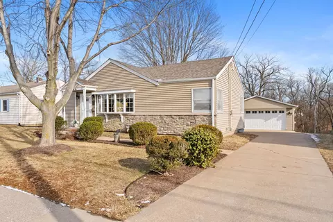 1323 14th St, Bettendorf, IA 52722