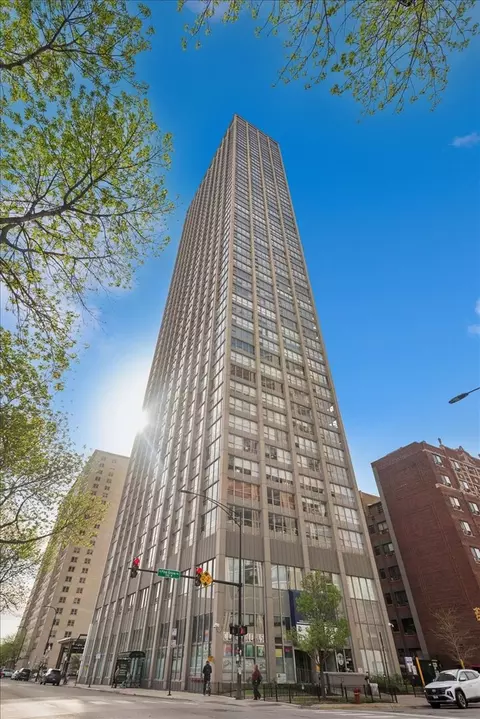 655 W Irving Park Rd #906, Chicago, IL 60613