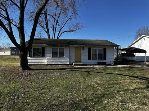 1502 S Pine St, Centralia, IL 62801