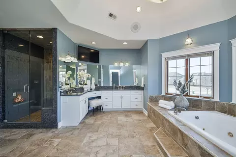 Bath - 16109 Gamay Dr, Plainfield, IL 60586 photo 2 of 7