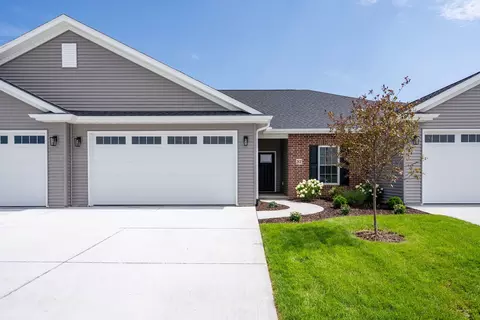 37 Frank Ct, Le Claire, IA 52753
