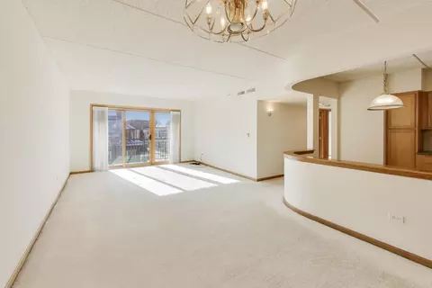 Living - 770 Pearson St #2-207, Des Plaines, IL 60016 photo 1 of 3