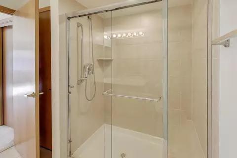 Bath - 770 Pearson St #2-207, Des Plaines, IL 60016 photo 2 of 3