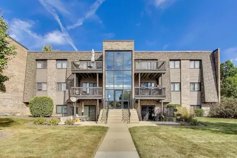 1424 Stonebridge Cir #L4, Wheaton, IL 60189