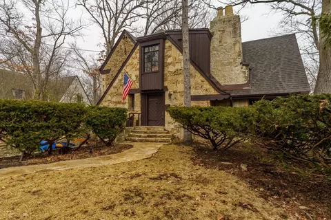219 Woodland Rd, Highland Park, IL 60035