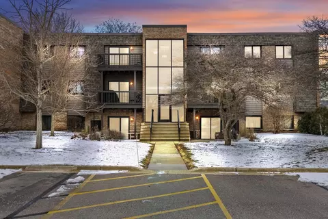 1426 Stonebridge Cir #K8, Wheaton, IL 60189