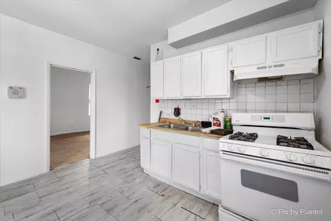 Kitchen - 7030 S Artesian Ave, Chicago, IL 60629 photo 3 of 5