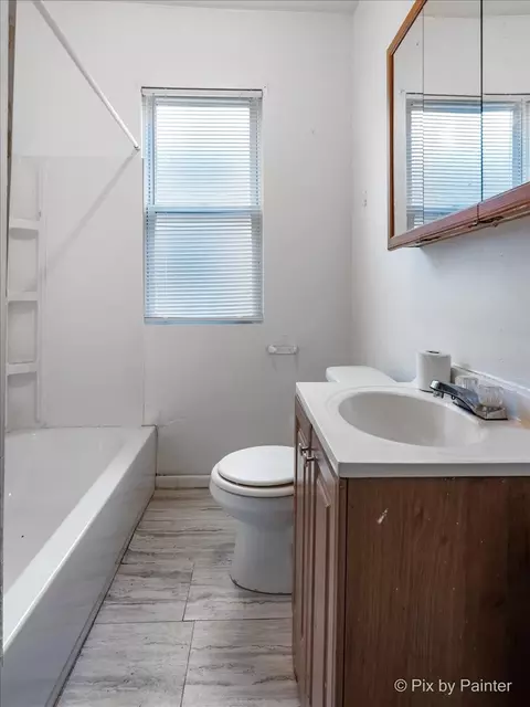 Bath - 7030 S Artesian Ave, Chicago, IL 60629 photo 2 of 3