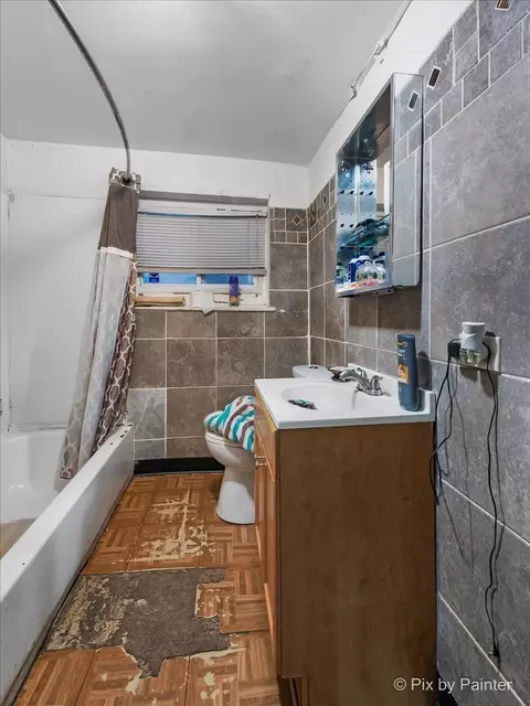 Bath - 7030 S Artesian Ave, Chicago, IL 60629 photo 3 of 3