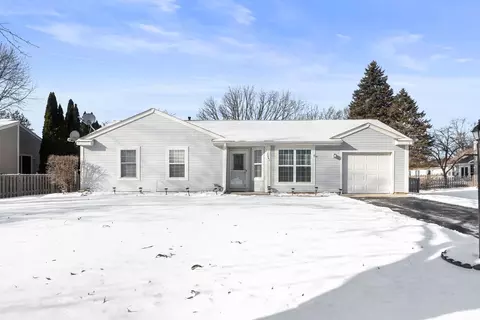 1041 Wimbledon Dr, Island Lake, IL 60042