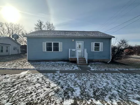 627 12th St, Dewitt, IA 52742