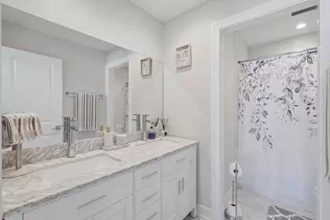 Bath - 1951 Broadsmore Dr, Algonquin, IL 60102 photo 2 of 3